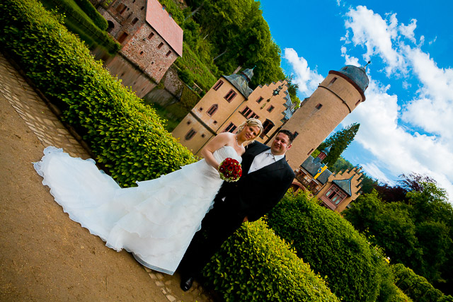 Hochzeitsbild von Nicole und Jochen vor dem Wasserschloss Mespelbrunn